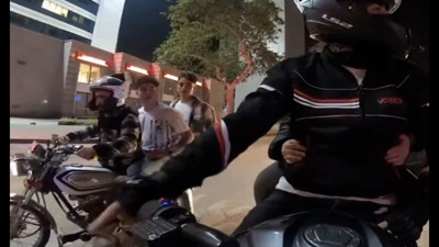 Motora 3 kişi binip bir de yarış teklif ettiler