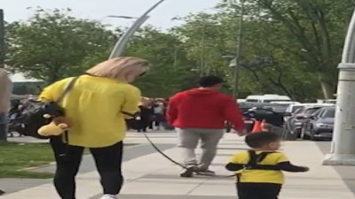 Çocuğunu iple gezdiren anne sosyal medyayı ikiye böldü