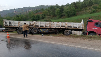 Şarampole yuvarlanmak üzere olan tır son anda kurtuldu