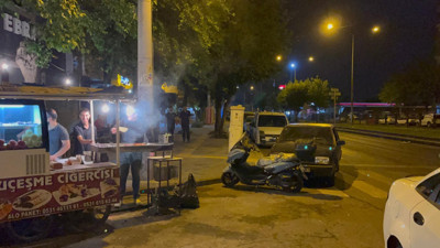 Caddede otomobilin yolcu koltuğunda gördüğü annesini tabancayla vurdu