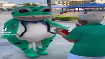 Kurbağa maskotunun komik dansı güldürdü