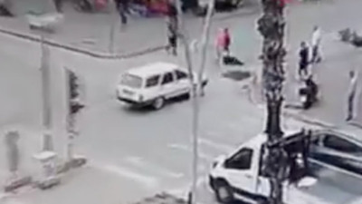 Vicdansız sürücü motosikletliye çarpıp arkasına bile bakmadan kaçtı