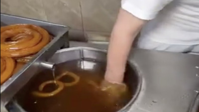 Tatlıcı ustanın videosu akıllara Hindistan sokak lezzetlerini getirdi