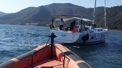 Marmaris önlerinde karaya oturan tekne kurtarıldı