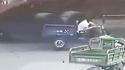 Birkaç kez izleyip şaşıracağınız kaza anları videosu 'şansa yaşıyoruz' dedirtti