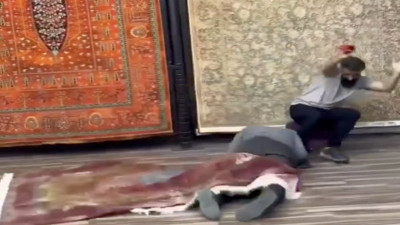 Halı atma akımında başarısız olanlar izleyenleri güldürdü