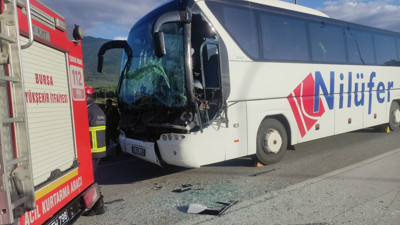Yolcu otobüsü tıra çarptı. Facia ucuz atlatıldı