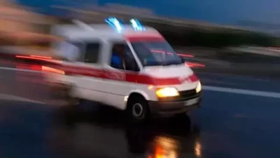 Düzce'de römork takılı traktör 100 metrelik şarampole devrildi: 3 yaralı