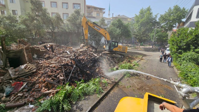 Yangında ağır hasar alan bina yıkıldı