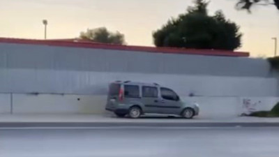 Kaldırıma çıktığı yetmedi ters yönde hızla ilerledi