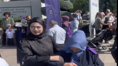 Mezuniyet cübbesini annesine giydiren genç kadının moralini bozan yorum