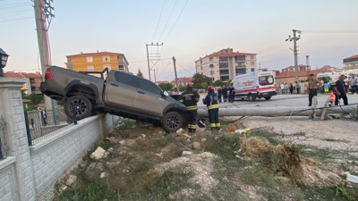 Pikap duvarda asılı kaldı: Sürücü yaralı
