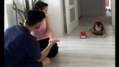 Anne babası birbirine sarılınca kendini yere atan küçük kız