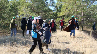 Gençler ormanı temizledi