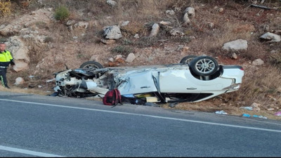 Antalya’da otomobil yoldan çıkıp ters döndü: Aynı aileden 4 yaralı