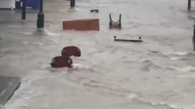Çeşme'de sokakları sel bastı: Masa ve sandalyeler akıntıya kapıldı