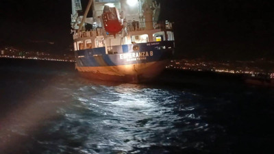 Mersin açıklarında kuru yük gemisi yan yattı! Gemi mürettebatı tahliye edildi