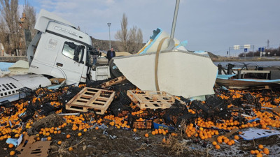 TIR devrildi portakallar yere saçıldı