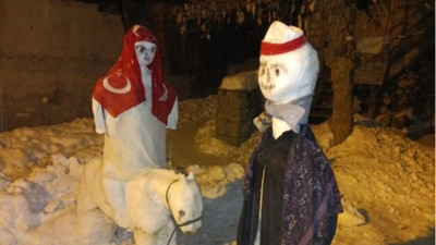 Torunu için kardan heykeller yaptı