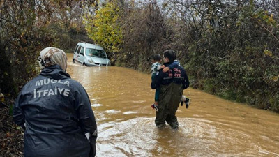 Muğla’da sağanak hayatı felç etti. Yollar göle döndü 2’si çocuk 4 kişi kurtarıldı