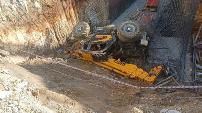 Adıyaman'da iş makinesi devrildi
