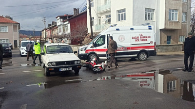 Elektrikli motosiklet otomobile çarptı