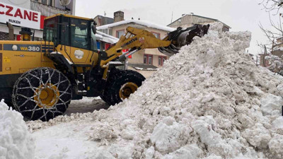 Karlıova’da kar temizliği devam ediyor