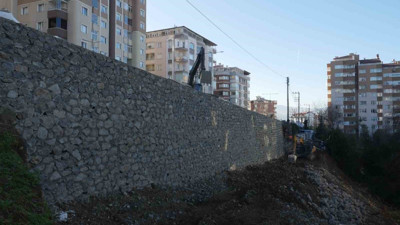 Trabzon'da çöken istinat duvarı onarımda