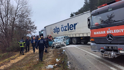Tokat'ta korkunç kaza! Tıra çarpan otomobil 2 kadına mezar oldu
