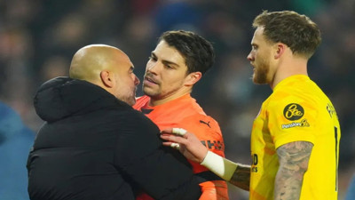 Guardiola'nın gözü döndü oyuncusunu hırpaladı!