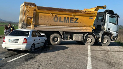Balıkesir’de feci kaza! Otomobil kamyonun altına girdi