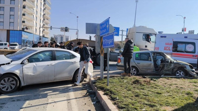 Siirt'te iki otomobil çarpıştı!