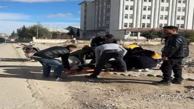 Motosiklet devrildi, sürücü yaralandı
