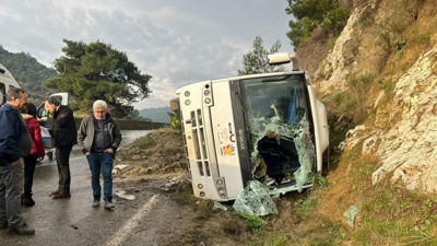 Festival yolunda kaza! Tur minibüsü devrildi