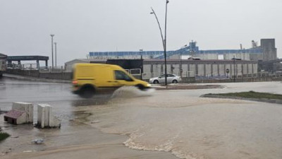 Cadde ve sokaklar göle döndü
