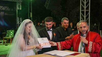 "Bir Yastıkta" teması ile Talas'ta nikah rekoru kırıldı