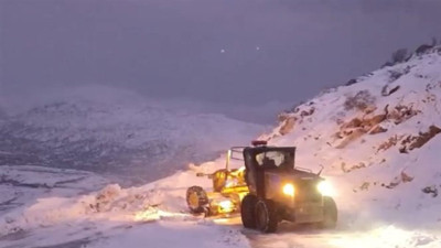 Diyarbakır’da kar nedeniyle kapanan yol ulaşıma açıldı