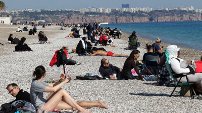 Antalya'da güneşli havada sahil keyfi