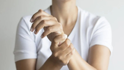 Parmaklardaki ve bileklerdeki ağrılarla ilgili erken teşhis için bilinmesi gereken belirtiler