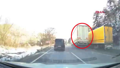 Hareket halindeki TIR'ın dorsesi koptu! Korkutucu anlar kamerada