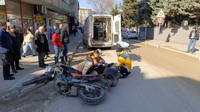 Motosiklet kazasında yaralandı! Arkadaşının başından ayrılmadı...