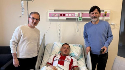 Rey Manaj gözünü açtı, doktorlara o soruyu sordu