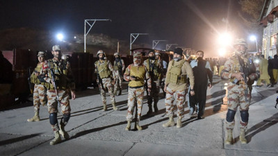 Pakistan'dan Afganistan ve Hindistan'a suçlama: Tren krizi büyüyor