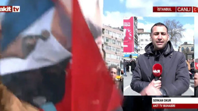 Akit TV muhabiri Atatürklü Türk bayrağını yere attı! Yayında skandal görüntüler