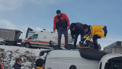 Direksiyon hakimiyetini kaybeden kamyon devrildi