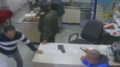 Yardım için kıraathaneye sığındı ama fayda etmedi! Son çırpınışları kamerada