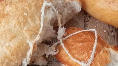 Elazığ'da ekmeğin içinden ip çıktı