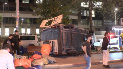 İstanbul’da tekstil ürünleri taşıyordu! Kaldırıma çıkıp devrildi