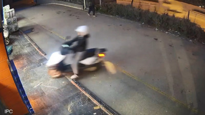 Eskişehir’de şaşkına çeviren olay! Motosikletle birlikte vitrinden içeri girdi