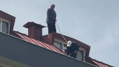 Çatı çalışmasında bir garip iş güvenliği önlemi: Beline bağladığı ipi bir başkası tuttu